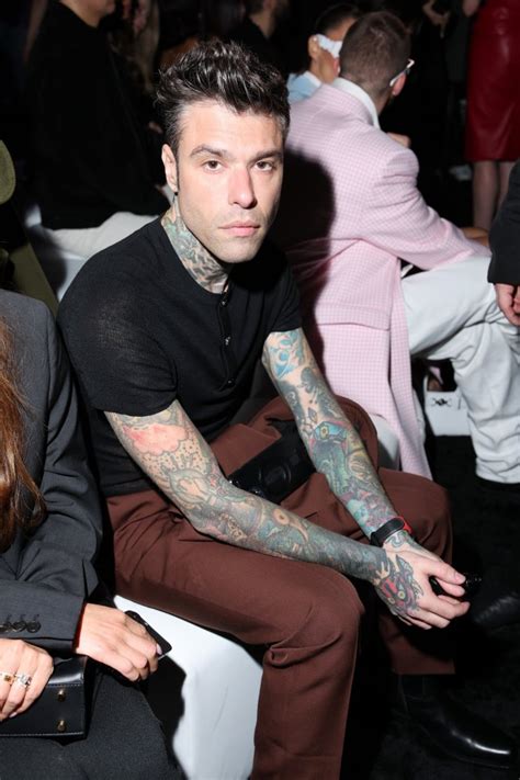 fedez versace sfilata|Fedez da solo alla sfilata di Versace a Milano. Chiara non c'è.